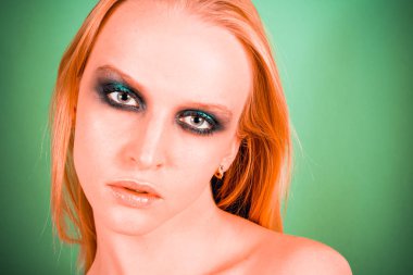 Makyaj yeşil gölgeler ile