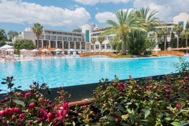 Güzel tatil beldesi. Yeşil ve çiçekler