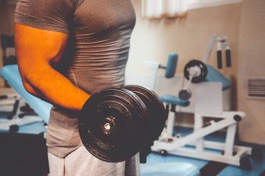 Spor salonunda vücut geliştirmeci