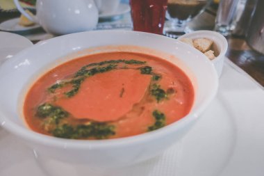 Bir tabak içinde domates çorbası