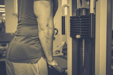 Spor salonunda vücut geliştirmeci