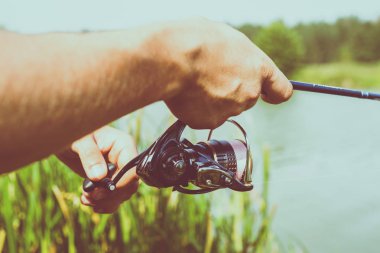 balıkçı gölde balık tutma