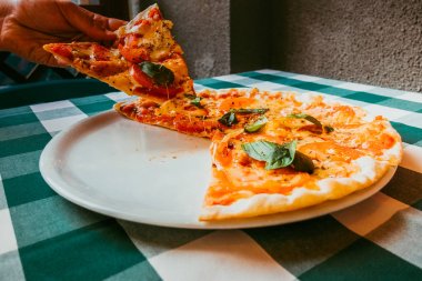 Bir tabakta Pizza margarita