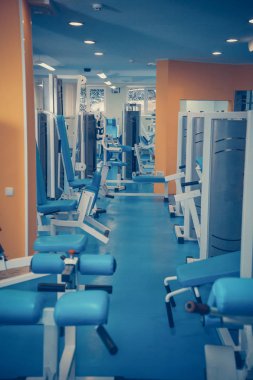 Vinnytsia, Ukrayna - Circa 2018: spor salonunda egzersiz makineleri antrenman.