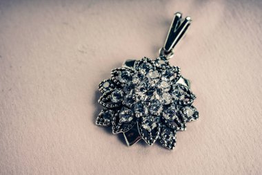 Güzel gümüş kolye yakın çekim