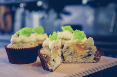 Kahve makinesi ve kafede capkake