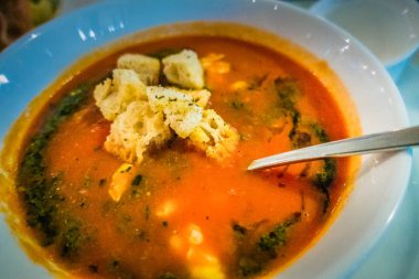 Bir tabak içinde domates çorbası