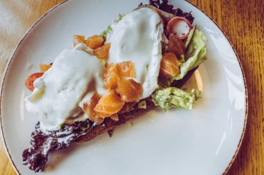 Ekmek te somon ile haşlanmış yumurta