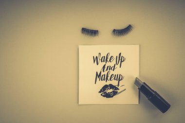 Pembe bir arka plan üzerinde çeşitli makyaj ürünleri