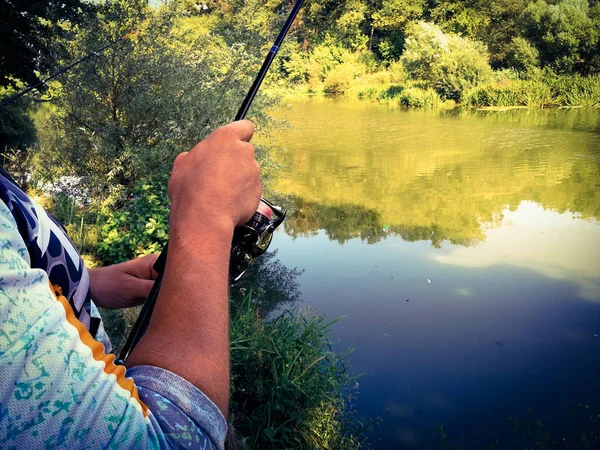 El pescador está pescando en el lago en verano — Foto de Stock