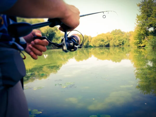 Joven pescando. bokeh, fondo borroso — Foto de Stock