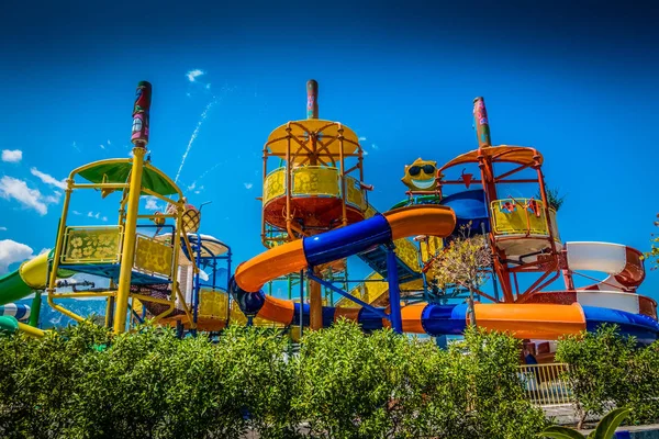 Kinder waterpark. Glijbanen voor kinderen — Stockfoto