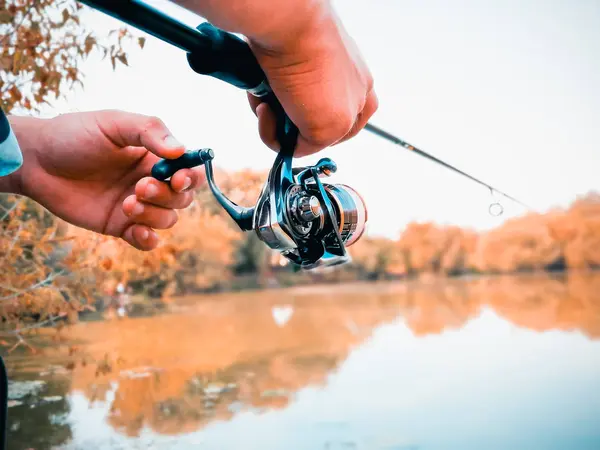 Giovanotto che pesca. bokeh, sfondo sfocato — Foto Stock