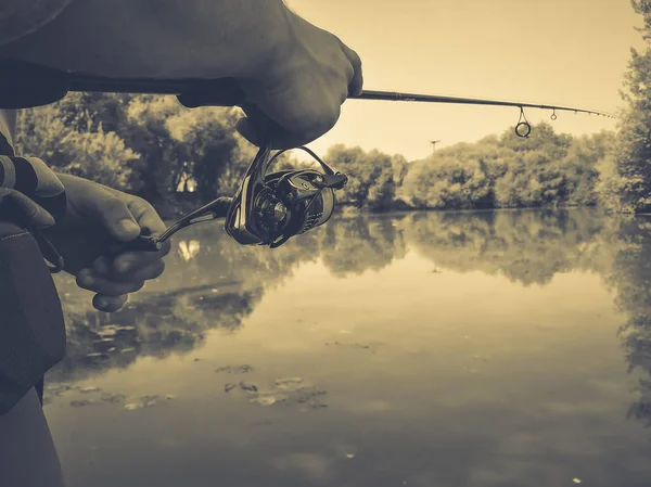 Giovanotto che pesca. bokeh, sfondo sfocato — Foto Stock