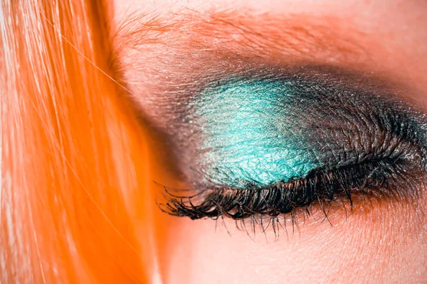 Maquillaje de ojos con sombras verdes —  Fotos de Stock