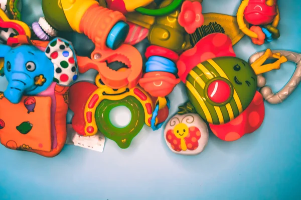 Jouets pour enfants sur un fond multicolore — Photo
