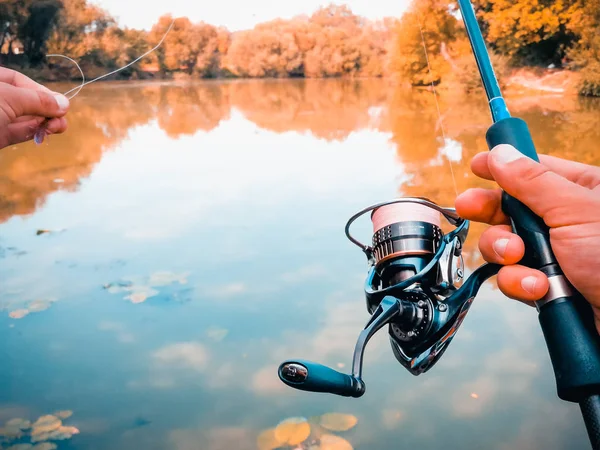 釣り竿を持った漁師の手 — ストック写真