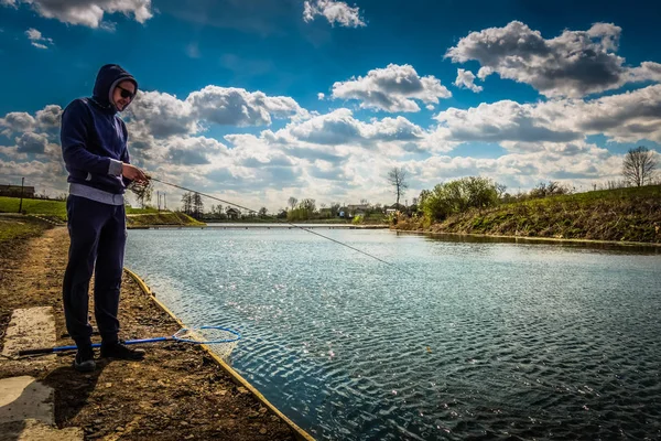 Joven Pescando Junto Lago — Foto de Stock