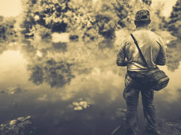 Giovanotto che pesca. bokeh, sfondo sfocato — Foto Stock