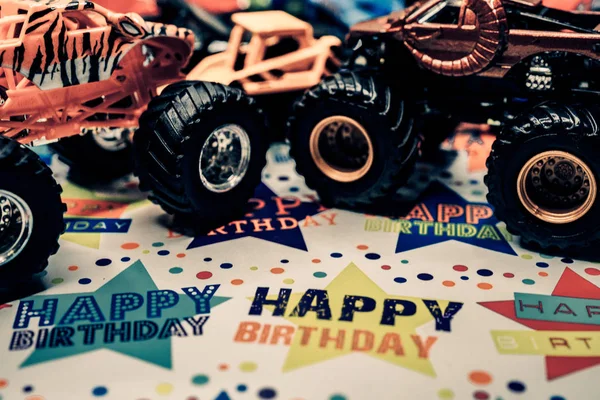 Іграшкові автомобілі подарунок на день народження — стокове фото