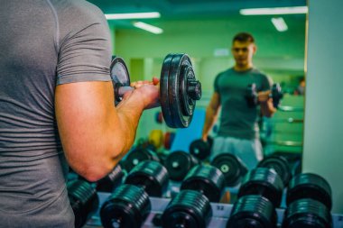 Spor salonunda vücut geliştirmeci