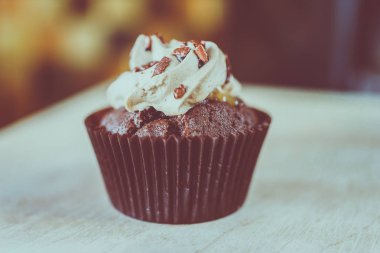 bir tepsi üzerinde pek çok güzel pastalar