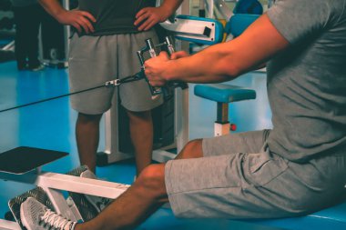 Spor salonunda vücut geliştirmeci