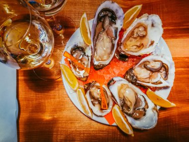 İstiridye masada şarap ile