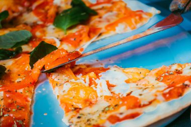 Bir tabakta Pizza margarita