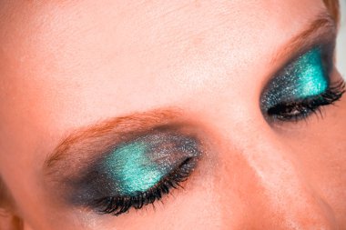 Makyaj yeşil gölgeler ile