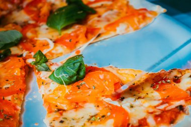 Bir tabakta Pizza margarita