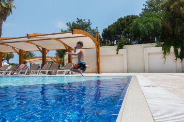 Çocuk havuza atladı.