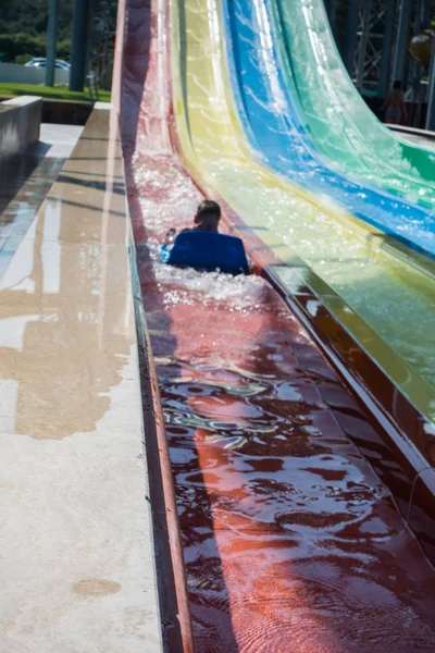 水公園のスライドに乗る少年 — ストック写真