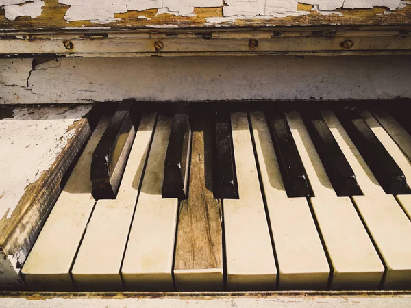 Tasten des alten Klaviers — Stockfoto