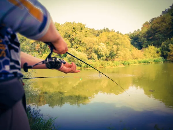 Giovanotto che pesca. bokeh, sfondo sfocato — Foto Stock