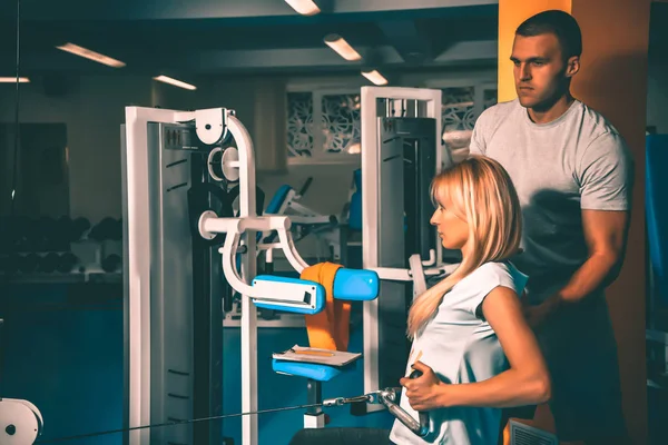 Persoonlijke training in de sportschool — Stockfoto