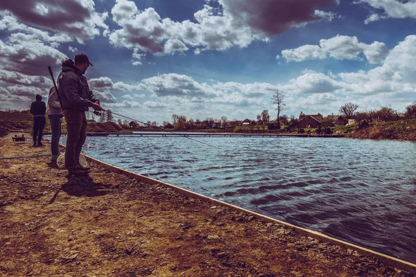 ヴィニツィア ウクライナ Circa 2018 湖で釣り友人のグループ — ストック写真