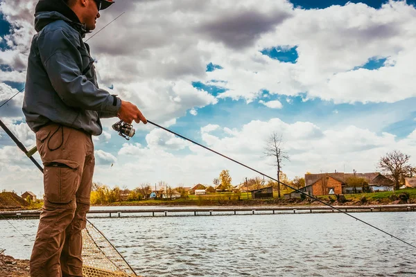 Joven Pescando Junto Lago — Foto de Stock