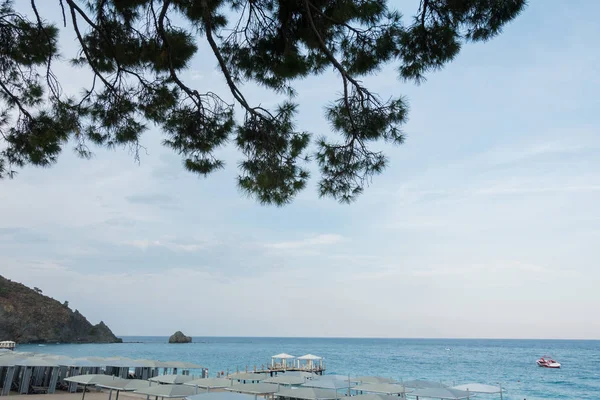 Hermoso paisaje marino en un balneario — Foto de Stock