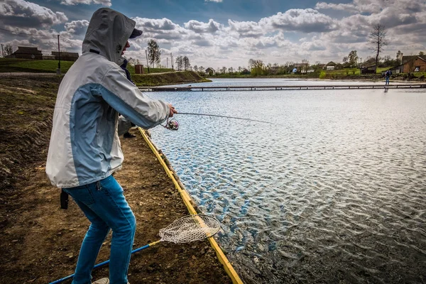Joven Pescando Junto Lago — Foto de Stock