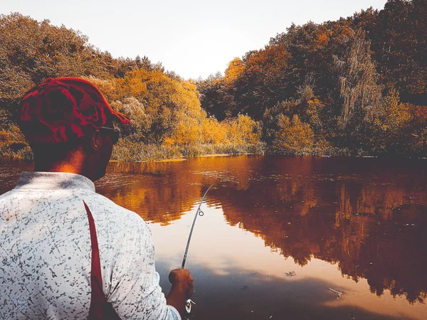 El pescador está pescando en el lago en verano —  Fotos de Stock