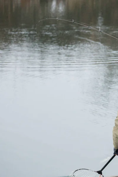 Pesca de truchas en el lago — Foto de Stock