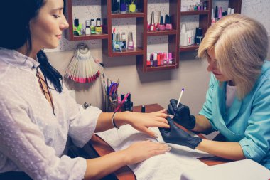 Rahat spa salonunda Manikür prosedürü