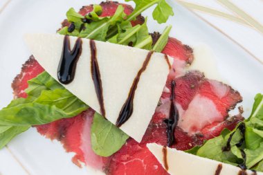 Beyaz bir plaka üzerinde dana Carpaccio