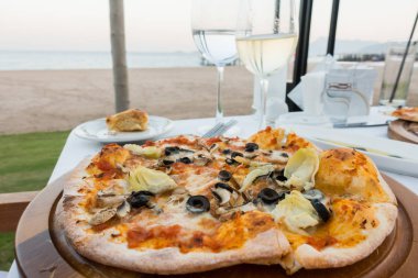 Pizza ve şarap. deniz tatili