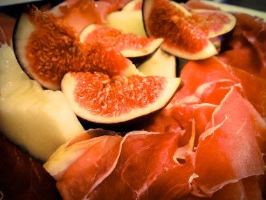 et ve incir bir plaka üzerinde parçalar