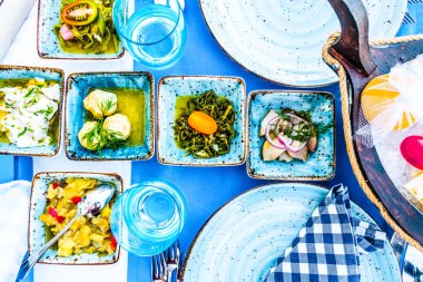 Bir balık restoranında farklı iştah açıcı atıştırmalıklar