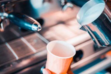 Süt kahve dökülür