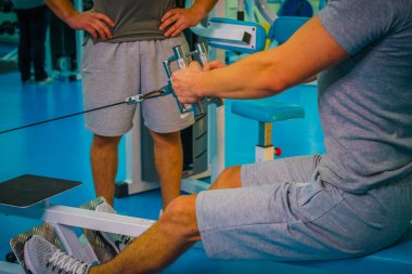 Spor salonunda vücut geliştirmeci