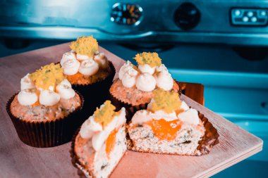 bir tepsi üzerinde pek çok güzel pastalar